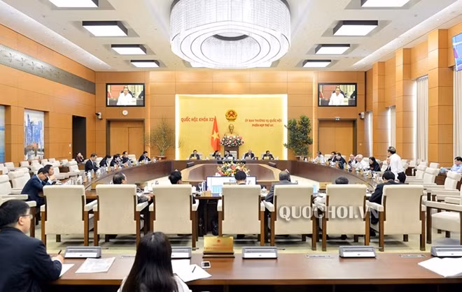 Đại biểu thảo luận tại phiên họp.