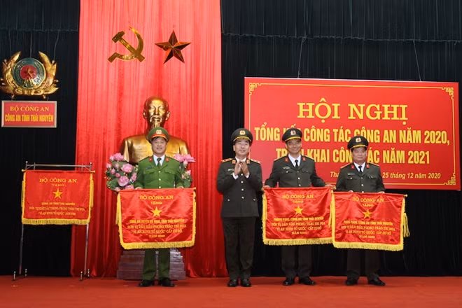 Thứ trưởng Trần Quốc Tỏ trao Cờ thi đua xuất sắc của Bộ Công an tặng 3 tập thể.