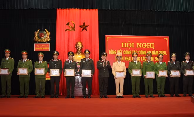 Giám đốc Công an tỉnh Thái Nguyên đã trao danh hiệu "Đơn vị Quyết thắng" năm 2020 tặng 12 tập thể.