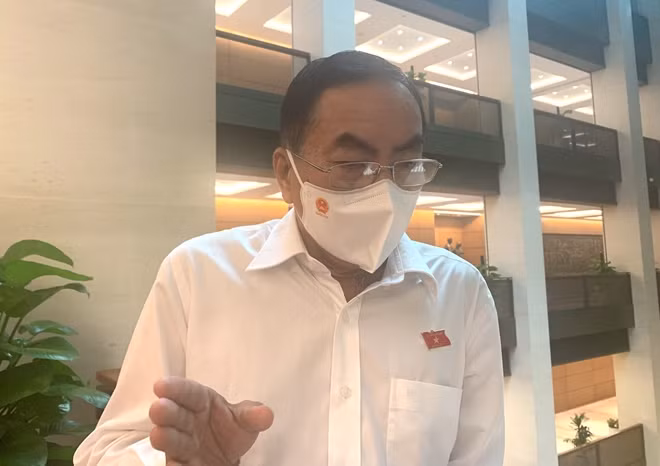 ĐBQH Phạm Văn Hòa trả lời câu hỏi PV Báo CAND bên hành lang kỳ họp, sáng 28/7.