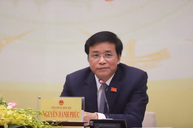Tổng Thư ký Quốc hội Nguyễn Hạnh Phúc trả lời tại họp báo.