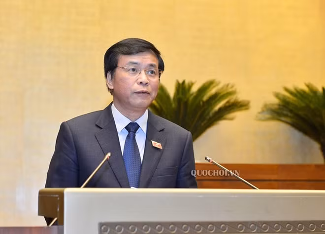 Tổng Thư ký Quốc hội trình bày dự thảo Nghị quyết.
