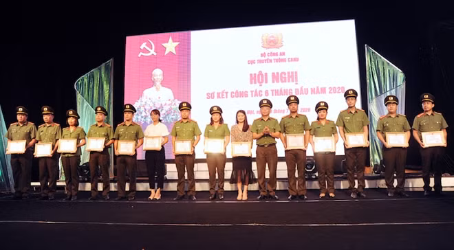 Đại tá Mã Duy Quân, Phó Cục trưởng, Giám đốc - Tổng Biên tập Nhà xuất bản CAND tặng Giấy khen của Cục Truyền thông CAND cho các cá nhân xuất sắc.