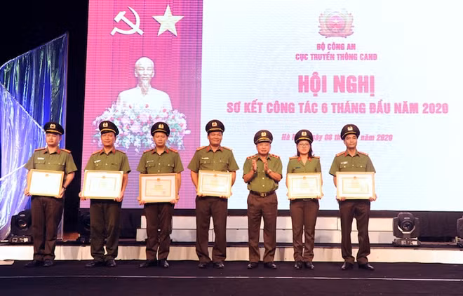 Thừa ủy quyền của lãnh đạo Bộ Công an, Trung tướng Mai Văn Hà đã trao Bằng khen của Bộ trưởng Bộ Công an tặng các tập thể, cá nhân có thành tích xuất sắc.