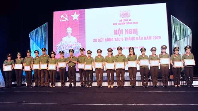 Đại tá Phạm Khải, Phó Cục trưởng, Tổng Biên tập Báo CAND tặng Giấy khen của Cục Truyền thông CAND tặng các cá nhân xuất sắc.