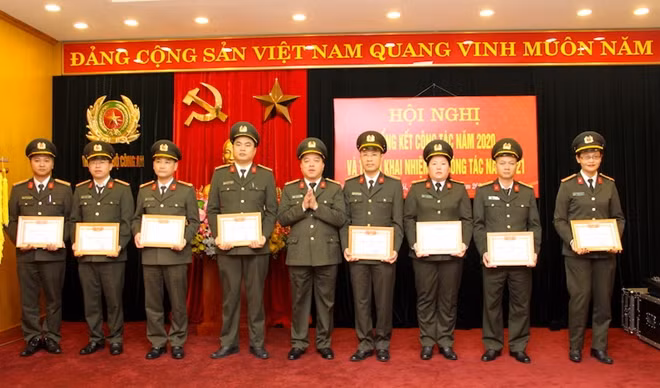 Lãnh đạo Thanh tra Bộ trao các danh hiệu thi đua tặng các tập thể, cá nhân.
