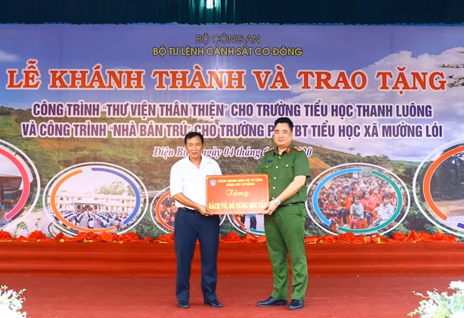 Đại diện Đoàn Thanh niên Bộ Tư lệnh CSCĐ trao tặng sách vở, đồ dùng học tập cho thư viện của các điểm trường.