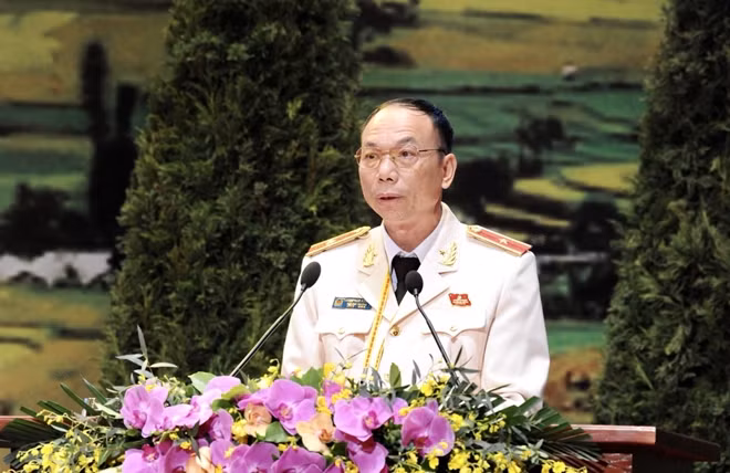 Thiếu tướng Thùng Văn Nghiểm trình bày tham luận tại đại hội.
