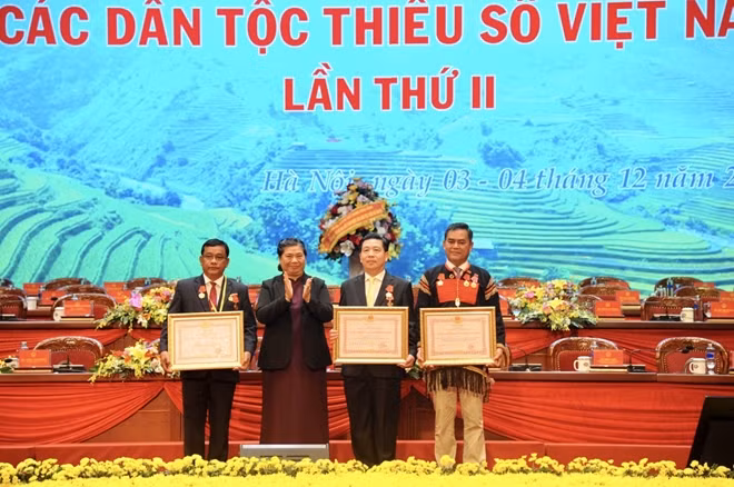 Phó Chủ tịch Thường trực Quốc hội Tòng Thị Phóng trao Huân chương Đại đoàn kết cho các cá nhân.