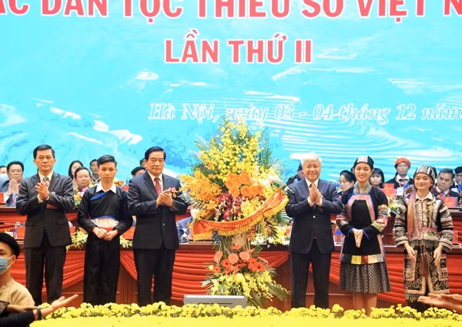 Đại diện Đoàn đại biểu thanh niên dân tộc thiểu số tặng hoa chúc mừng đại hội.