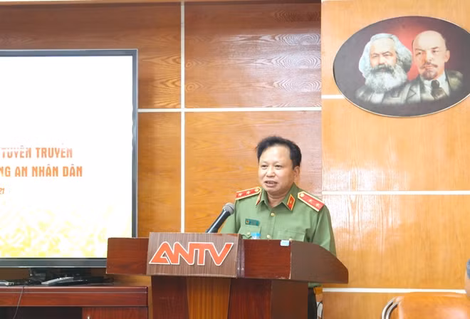 Trung tướng Mai Văn Hà phát biểu tại tọa đàm và điều hành thảo luận.