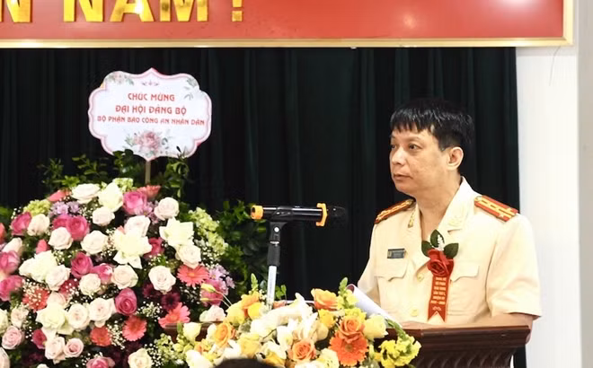 Đại tá Phạm Khải trình bày dự thảo Báo cáo chính trị tại đại hội.