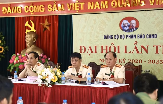 Đoàn Chủ tịch điều hành đại hội.