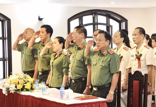 Trung tướng Mai Văn Hà cùng các đại biểu làm lễ chào cờ.