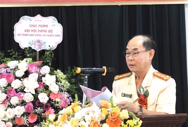 Đại tá Trần Kim Thẩm điều hành tham luận tại đại hội.