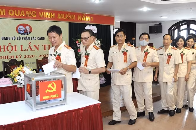 Các đại biểu bỏ phiếu tại đại hội.