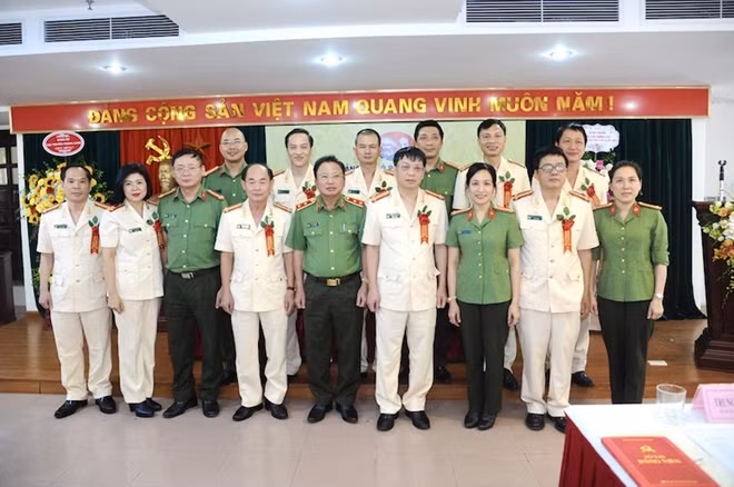 Trung tướng Mai Văn Hà với các đại biểu dự đại hội.
