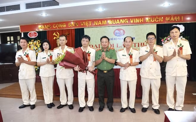 Trung tướng Mai Văn Hà tặng hoa chúc mừng Ban Chấp hành Đảng bộ bộ phận Báo CAND nhiệm kỳ mới.