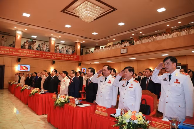 Đại hội thực hiện Lễ chào cờ.