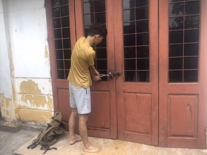 Đối tượng thực nghiệm lại hành vi trộm cắp tài sản của mình.