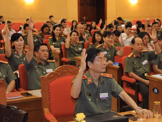 Các đại biểu tham gia biểu quyết tại đại hội.