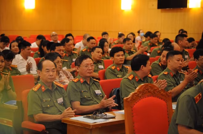 Các đồng chí lãnh đạo, đại biểu tham dự đại hội.