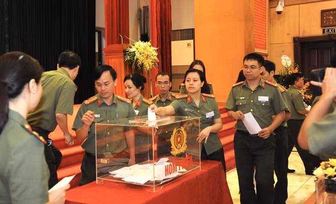Các đại biểu bỏ phiếu bầu Ban Chấp hành Liên Chi hội Nhà báo Bộ Công an nhiệm kỳ V.