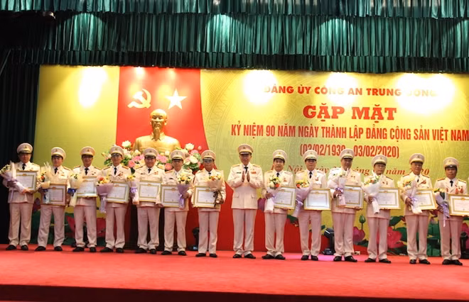 Bộ trưởng Tô Lâm trao tặng Huy hiệu 40 năm, 30 năm tuổi đảng cho các đảng viên là lãnh đạo cấp cục.