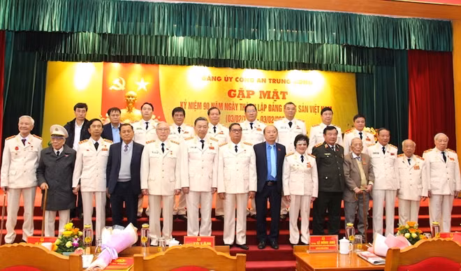 Bộ trưởng Tô Lâm với các đại biểu dự buổi gặp mặt.