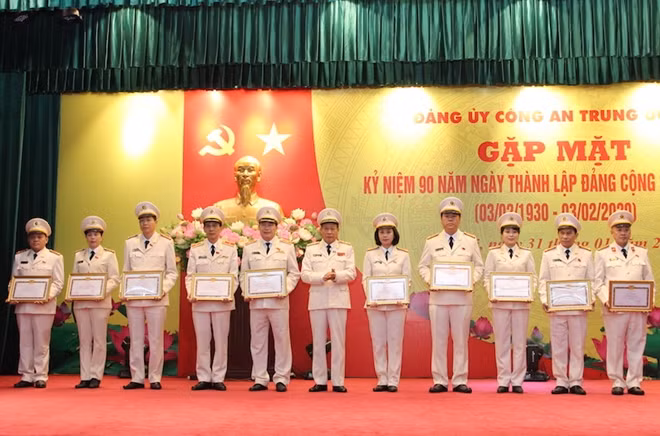 Thứ trưởng Lê Quý Vương trao tặng Bằng khen cho 5 tập thể và 5 cá nhân tiêu biểu đại diện 39 tập thể và 85 cá nhân có đóng góp trong công tác xây dựng đảng.