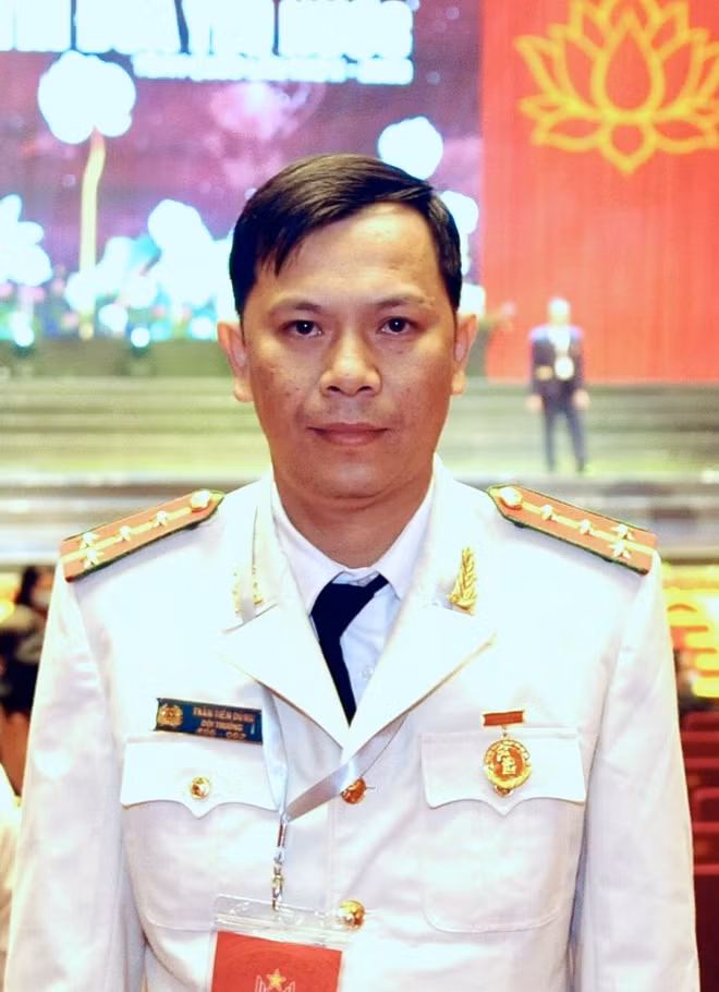 Đại úy Trần Tiến Dũng.