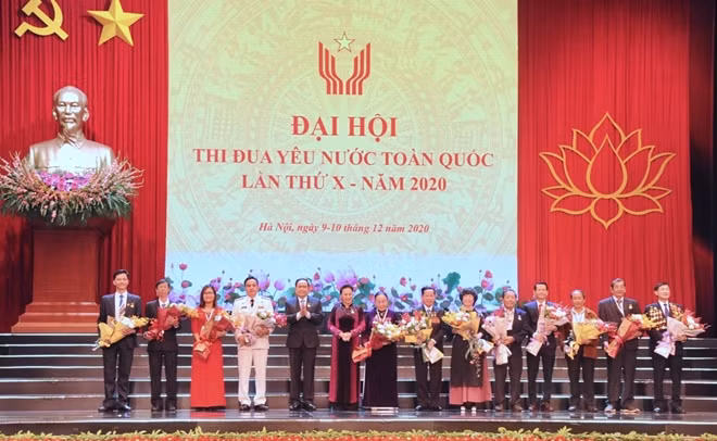 Chủ tịch Quốc hội Nguyễn Thị Kim Ngân tặng hoa chúc mừng các đại biểu tiêu biểu tại đại hội.