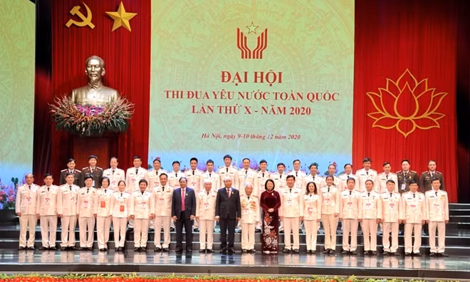 Đoàn đại biểu Công an chụp ảnh lưu niệm với các đồng chí lãnh đạo Đảng, Nhà nước.