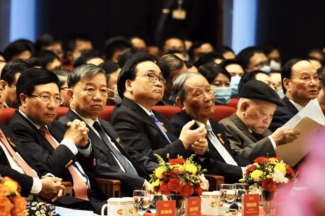 Các đồng chí lãnh đạo, đại biểu tham dự đại hội.