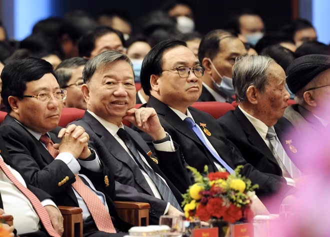 Các đồng chí lãnh đạo, đại biểu tham dự đại hội.