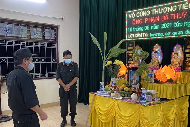Bàn thờ vọng lập tại tâm dịch để chia sẻ với Đại úy Phạm Quang Thái.