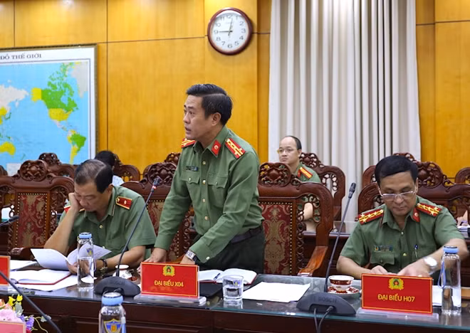 Các đại biểu thảo luận tại cuộc họp.