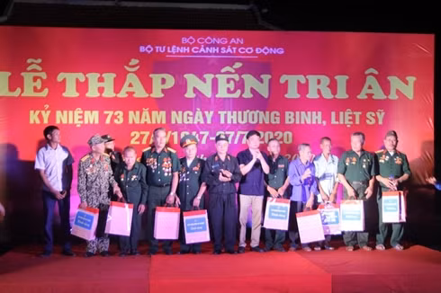 Bộ Tư lệnh CSCĐ tri ân, tặng quà gia đình chính sách ở Điện Biên