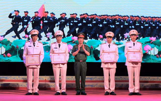 Đại tá Nguyễn Ngọc Thanh tặng Giấy khen của Bộ Tư lệnh CSCĐ cho các tập thể.