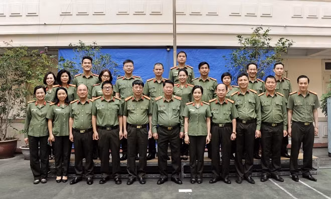 Thứ trưởng Bùi Văn Nam với đại diện lãnh đạo và CBCS Báo CAND.