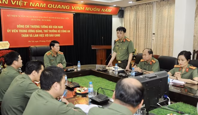 Đại tá Phạm Khải báo cáo những nét công tác chính từ đầu năm 2020 đến nay với đồng chí Thứ trưởng.