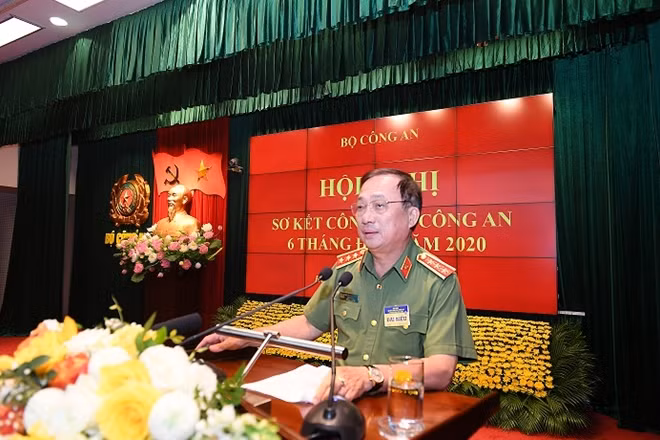 Thứ trưởng Nguyễn Văn Thành điều hành thảo luận tại hội nghị.