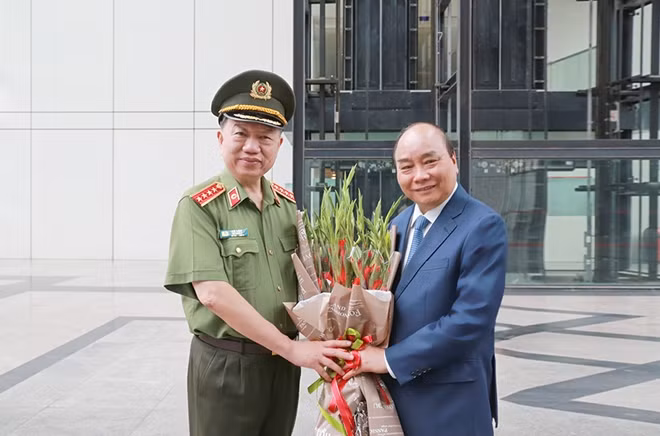 Bộ trưởng Tô Lâm tặng hoa chào mừng Thủ tướng Nguyễn Xuân Phúc.