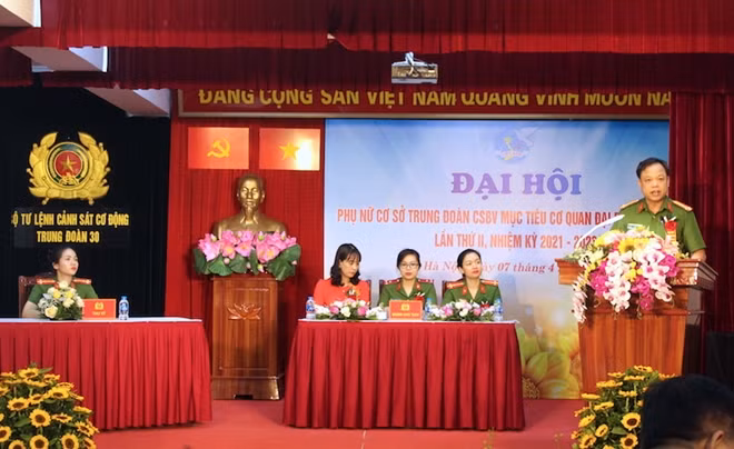 Thượng tá Phan Đăng Hùng, Trung đoàn trưởng Trung đoàn CSBV Cơ quan đại diện Ngoại giao phát biểu chỉ đạo đại hội.