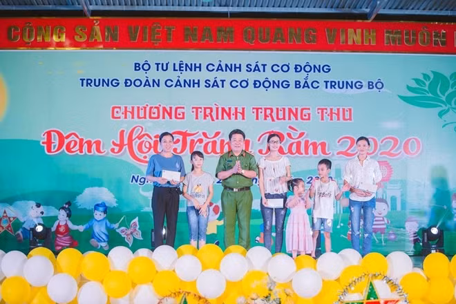 Đại tá Lê Anh Tuấn tặng quà gia đình công nhân viên, hợp đồng lao động có hoàn cảnh đặc biệt khó khăn của đơn vị.