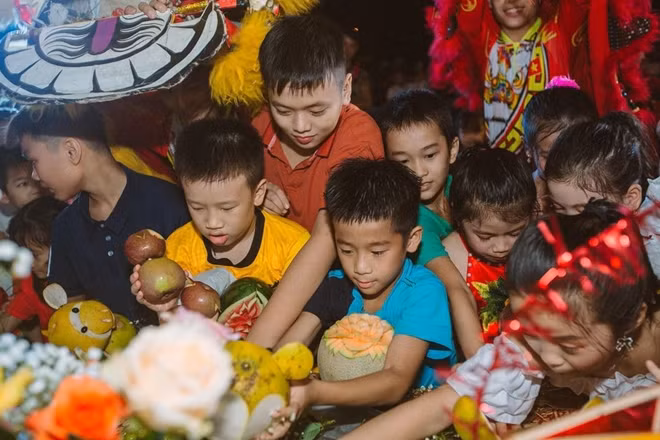 Các cháu thiếu nhi háo hức phá cỗ.
