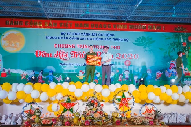 Công ty TNHH Huy Bình tặng bánh trung thu cho các cháu thiếu nhi.