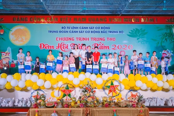 Đại diện Ngân hàng BIDV chi nhánh Nghệ An tặng quà các cháu.