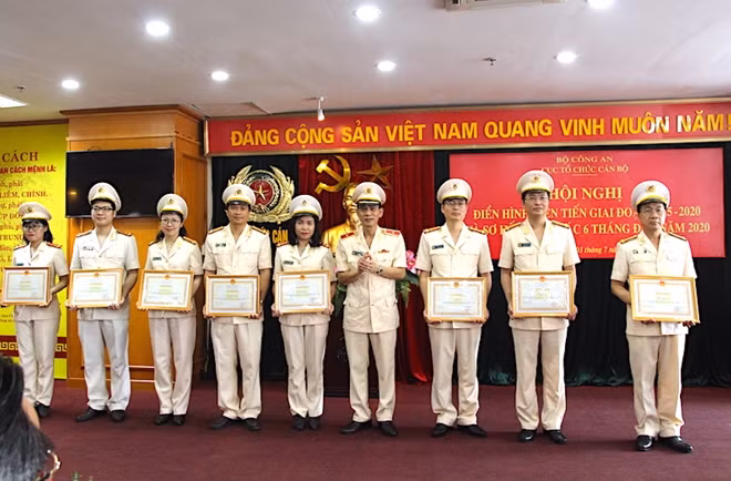 Thiếu tướng Hoàng Đức Lừng trao Bằng khen của Bộ Công an tặng 3 tập thể, 6 cá nhân có thành tích xuất sắc trong công tác.