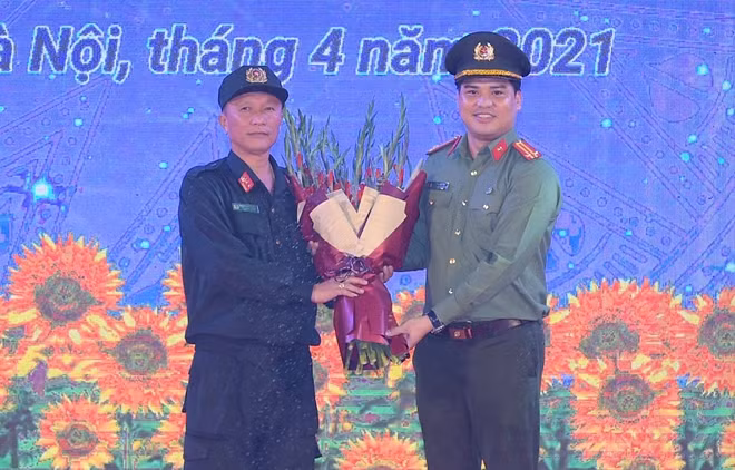 Trung tá Đồng Đức Vũ thay mặt tuổi trẻ CAND tặng hoa chúc mừng Tiểu đoàn Cảnh sát đặc nhiệm số 1 được Chủ tịch nước phong tặng danh hiệu Anh hùng Lực lượng vũ trang nhân dân.